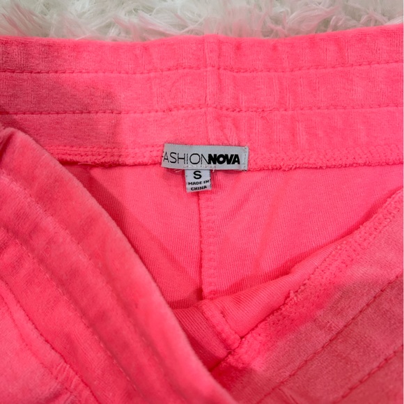 NEW Fashion Nova Trendsetter Neon Pink Velour Shorts - SMALL - 2000’s Y2K - Picture 7 of 8